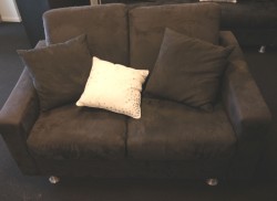 Loungesofa: 2-seter sofa fra Fjords i mørkt grått mikorfiberstoff, bredde 140cm, pent brukt