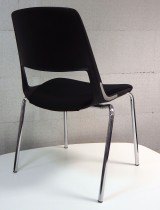 Stablebar konferansestol i sort, ben i krom, sete trukket i sort stoff, modell V206D11, NY/UBRUKT