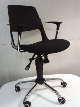 Konferansestol på hjul, sete trukket i sort stoff, krom kryss, modell S206A11, NY/UBRUKT