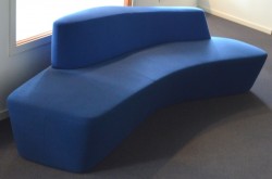 Lekker sofa / lounge fra Tacchini, Polar, design: Pearson Lloyd, to blåtoner, bredde 234cm, pent brukt