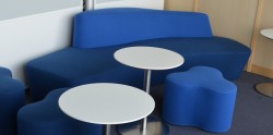 Lekker sofa / lounge fra Tacchini, Polar, design: Pearson Lloyd, to blåtoner, bredde 234cm, pent brukt