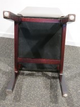 Kaféstol / restaurantstol i grå skinnimitasjon / ben i mahognibeiset tre, pent brukt