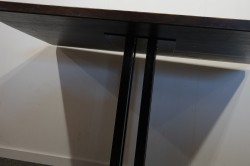Kafebord med bordplate i brunt / understell i sortlakkert metall, 120x70cm bordplate, 76cm høyde, pent brukt