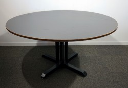 Kafebord med plate i brunt, understell i sortlakkert metall, Ø=150cm H=76cm, pent brukt