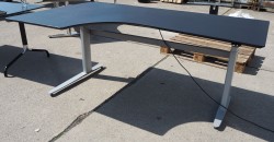 Skrivebord med elektrisk hevsenk i sort fra Linak, 200x120cm, venstreløsning, pent brukt