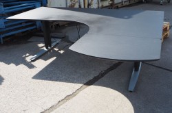 Skrivebord med elektrisk hevsenk i sort / grått, 180x170cm, høyreløsning, pent brukt