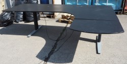Skrivebord med elektrisk hevsenk i sort / grått, 200x170cm, høyreløsning, pent brukt