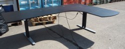 Skrivebord med elektrisk hevsenk i sort / grått, 200x170cm, høyreløsning, pent brukt