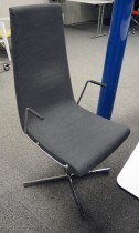 ForaForm Clint konferansestol i grått stoff med høy rygg, understell i krom, armlene pent brukt