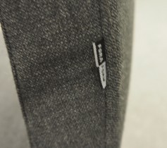 ForaForm Clint konferansestol i grått stoff med høy rygg, understell i krom, armlene pent brukt