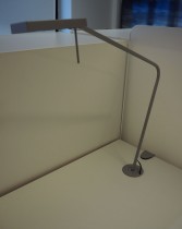 Skrivebord med elektrisk hevsenk fra Svenheim, 160x90cm, hvitt / grått, Luxo Ninety bordlampe, pent brukt