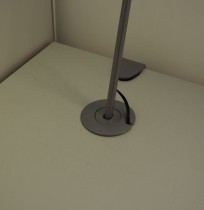 Skrivebord med elektrisk hevsenk fra Svenheim, 160x90cm, hvitt / grått, Luxo Ninety bordlampe, pent brukt