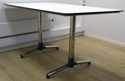 NEXT kompakt møtebord / kantinebord / skrivebord i hvitt, krom understell fra ForaForm, 140x80cm, pent brukt
