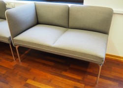 2-seter sofa / lounge i grått stoff fra ForaForm, modell Senso, armlene venstre side, bredde 128cm, pent brukt