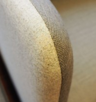 2-seter sofa / lounge i grått stoff fra ForaForm, modell Senso, armlene venstre side, bredde 128cm, pent brukt