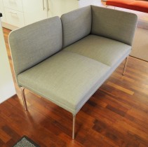 2-seter sofa / lounge i grått stoff fra ForaForm, modell Senso, armlene høyre side, bredde 128cm, pent brukt