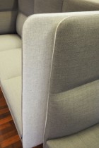 3-seter sofa / lounge i grått stoff fra ForaForm, modell Senso med høy rygg / alkovesofa, bredde 194cm, pent brukt