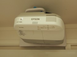 Epson Short-throw-prosjektor: EB475W, 1280x800 Widescreen, HDMI, 2600Lumen, pent brukt