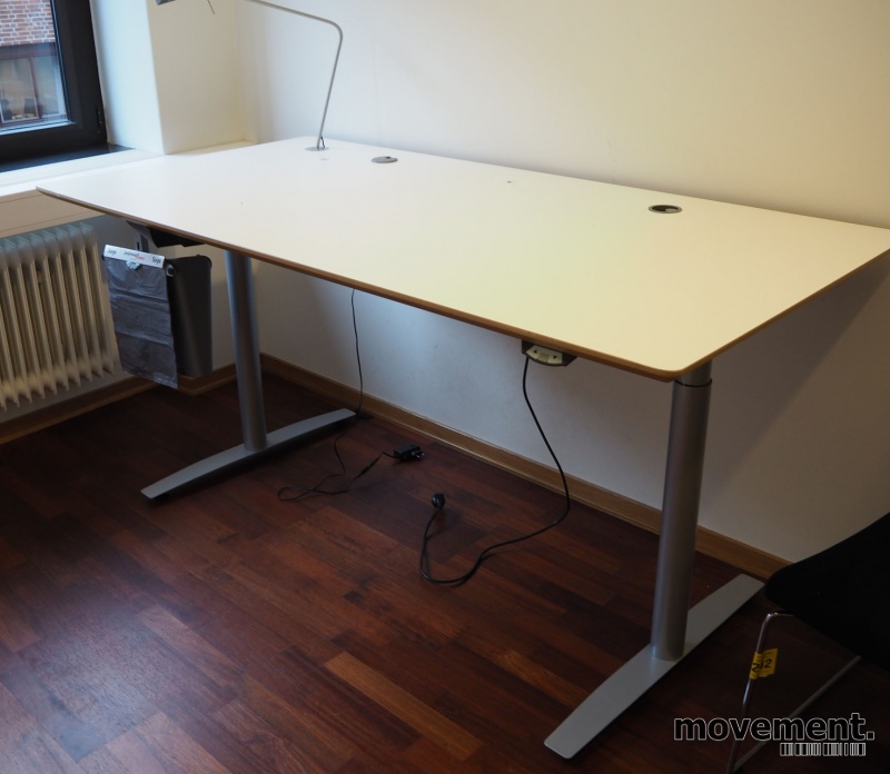 Solgt!Skrivebord med elektrisk hevsenk - 1 / 4