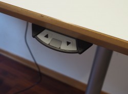 Skrivebord med elektrisk hevsenk fra Svenheim, 180x90cm, hvitt / grått, Luxo Ninety bordlampe, pent brukt