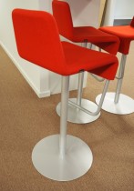 Barstol fra Materia i rødt/grålakkert metall, modell Turner, design: Sandin & Bülow, 79cm sittehøyde, pent brukt