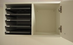 Posthylle / sorteringshylle i hvitt fra Trece med 5 rom og skapdør, bredde 64cm, høyde 37cm, for montering på vegg, pent brukt