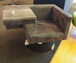 Loungestol fra Offecct i grått mikrofiberstoff, modell Solitaire med bord, pent brukt