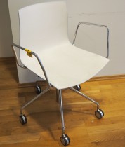 Arper Catifa 46 konferansestol på hjul, bakside i lys blågrå / forside i hvitt, understell og armlene i krom, pent brukt