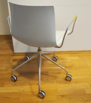 Arper Catifa 46 konferansestol på hjul, bakside i lys blågrå / forside i hvitt, understell og armlene i krom, pent brukt