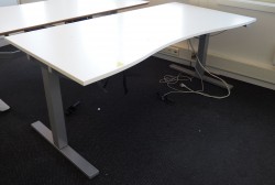 Skrivebord med elektrisk hevsenk i hvitt / grått fra SA Möbler, 180x90cm, pent brukt
