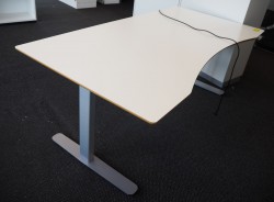 Skrivebord med elektrisk hevsenk i hvitt / grått fra Edsbyn, 180x90cm, pent brukt