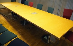Møtebord i bjerk / krom, 420x110cm, passer 14-16 personer, pent brukt