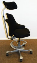 Ergonomisk kontorstol: Håg Capisco 8107 i sort, grå fotring / kryss, 69cm sittehøyde, nakkepute, pent brukt