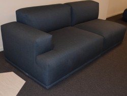 Muuto design-sofa, modell Connect modulsofa, 213cm bredde i stålblått stoff, pent brukt