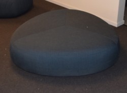 Loungemøbel, stor puff, LaPalma Kipu d05 i grått stoff, Ø=130cm, pent brukt