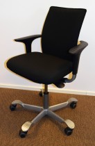 HÅG H05 5400 kontorstol i sort stoff, swingback-armlener i sort, fotkryss i grått, pent brukt