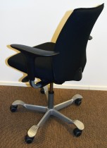 HÅG H05 5400 kontorstol i sort stoff, swingback-armlener i sort, fotkryss i grått, pent brukt