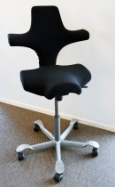 Ergonomisk kontorstol fra Håg: Capisco 8106, sort stoff / grått fotkryss, 69cm maxhøyde, pent brukt