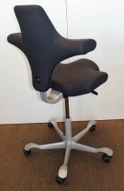 Ergonomisk kontorstol fra Håg: Capisco 8106, grått stoff / grått fotkryss, 69cm maxhøyde, pent brukt