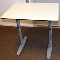 Sidebord / avlastningsbord / printerbord 80x60cm i hvitt med grå ben fra Edsbyn, pent brukt