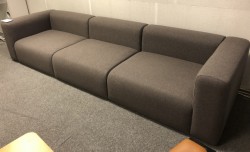 HAY Design-sofa, modell Mags 321cm bredde i grått, 3 moduler, pent brukt