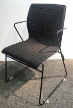 Stablebar konferansestol i sort, sortlakkerte meier, Z-armlene, modell LINE Stack, NY/UBRUKT