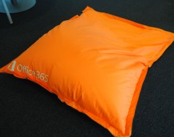 Saccosekk / loungemøbel i oransje stoff med reklame, pent brukt