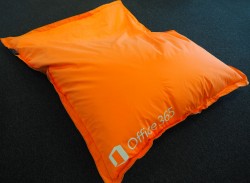 Saccosekk / loungemøbel i oransje stoff med reklame, pent brukt