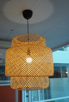 Taklampe i bambus fra IKEA, modell Sinnerlig, Ø=50cm, pent brukt