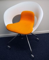 Konferansestol på hjul fra Skandiform i hvit / oransje stoff, modell Deli, pent brukt