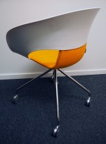 Konferansestol på hjul fra Skandiform i hvit / oransje stoff, modell Deli, pent brukt