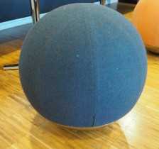 Rund puff / loungemøbel i blågrått stoff / krom, Ø=54cm, Boullee fra Materia, pent brukt