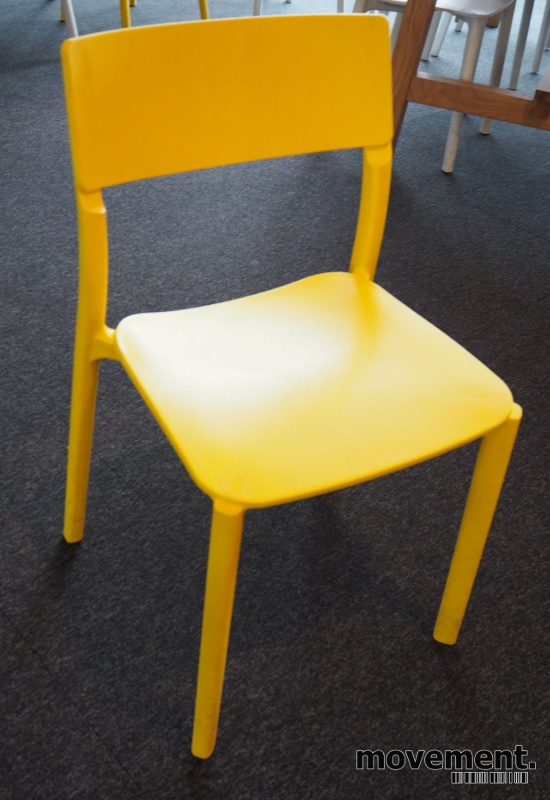 Solgt!Konferansestol i gul plast fra - 1 / 2