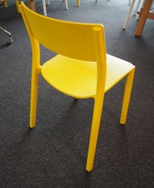 Konferansestol i gul plast fra IKEA, modell Janinge, stablestol, pent brukt